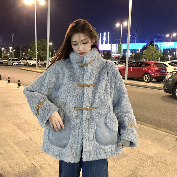 Női széles kabát magas gallérral és zsebekkel