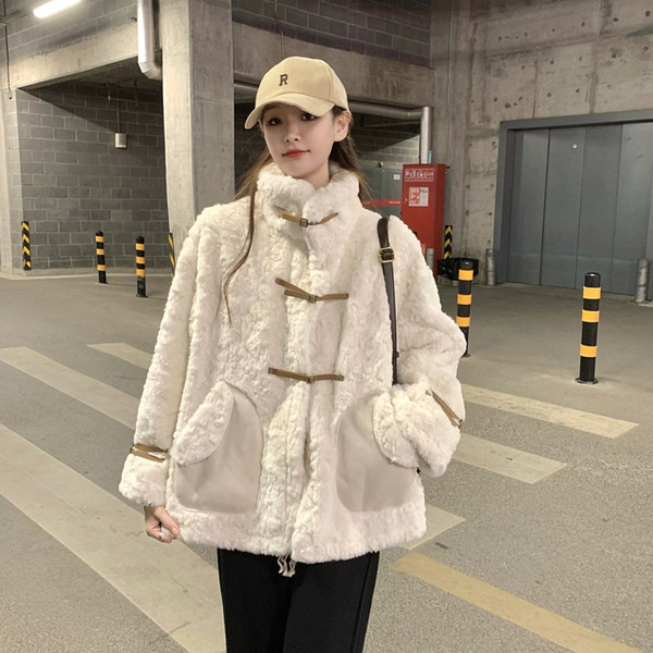 Női széles kabát magas gallérral és zsebekkel