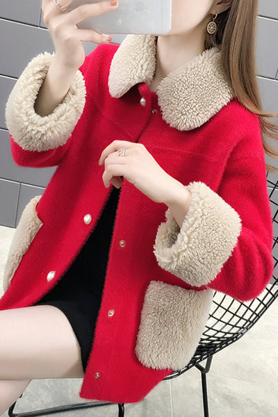 Női kabát gombokkal és pehelyes