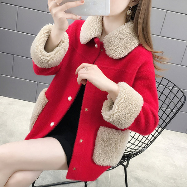 Női kabát gombokkal és pehelyes