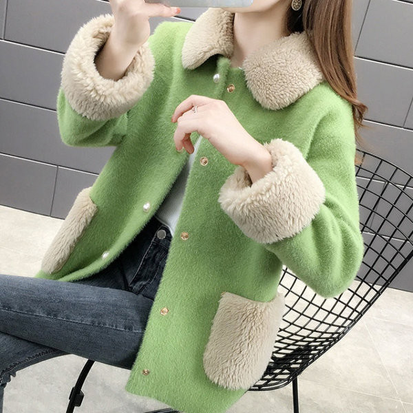 Női kabát gombokkal és pehelyes
