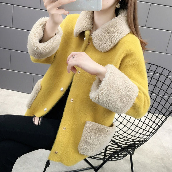 Női kabát gombokkal és pehelyes