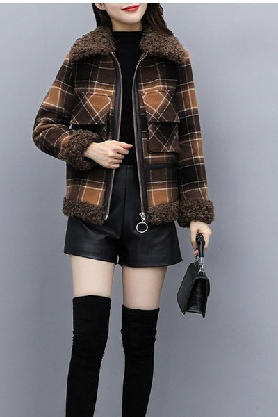 Női rövid kabát zsebekkel és cipzárral