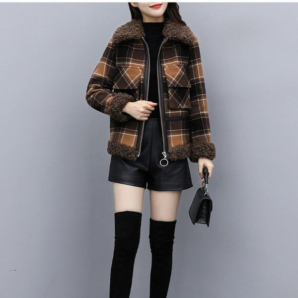 Női rövid kabát zsebekkel és cipzárral