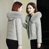 Modern női kabát kapucnival, pehelyvel