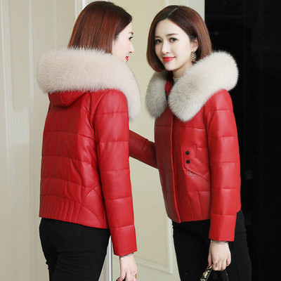 Modern női kabát kapucnival, pehelyvel