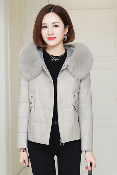 Modern női kabát kapucnival, pehelyvel