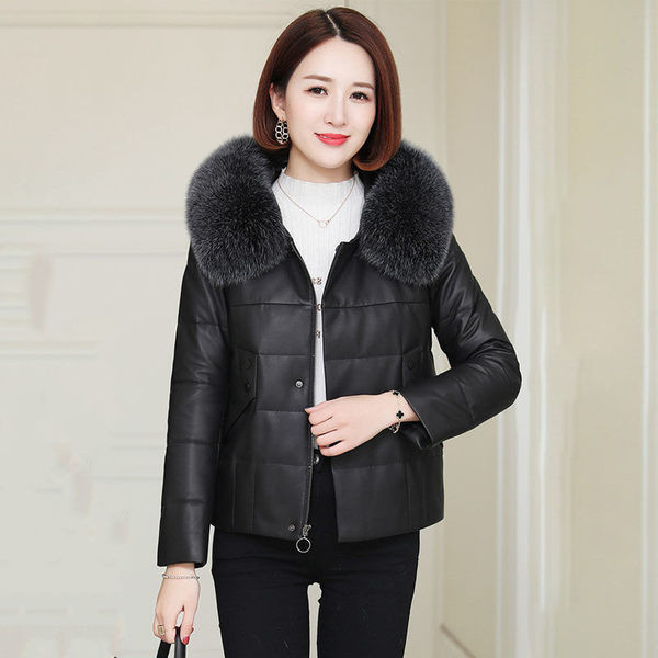 Modern női kabát kapucnival, pehelyvel