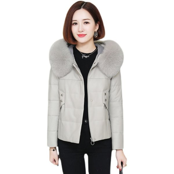 Modern női kabát kapucnival, pehelyvel