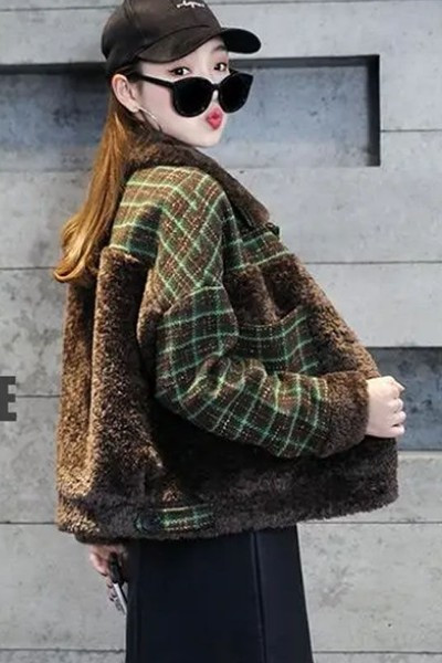 Kockás női kabát zsebekkel és gombokkal