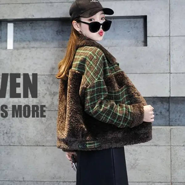 Kockás női kabát zsebekkel és gombokkal