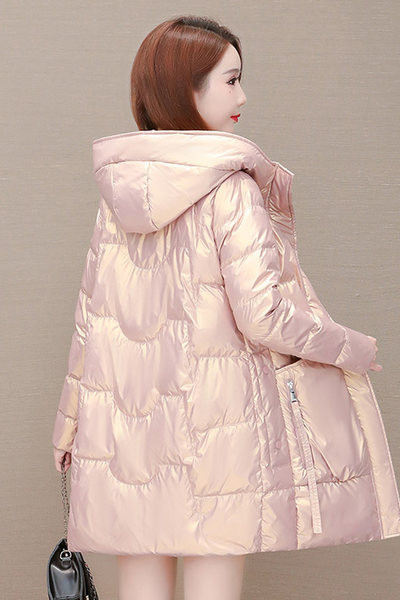 Női téli kabát kapucnival és zsebekkel