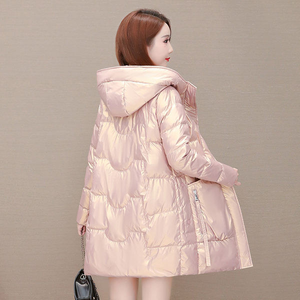 Női téli kabát kapucnival és zsebekkel