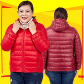 Egyszínű női kabát kapucnival és cipzárral