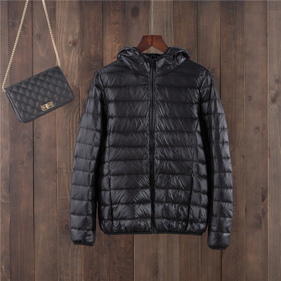 Egyszínű női kabát kapucnival és cipzárral