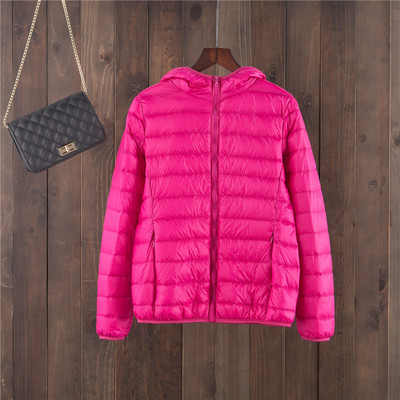 Egyszínű női kabát kapucnival és cipzárral