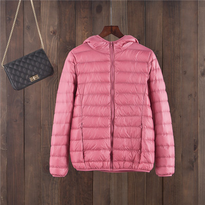 Egyszínű női kabát kapucnival és cipzárral