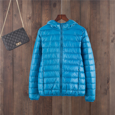 Egyszínű női kabát kapucnival és cipzárral