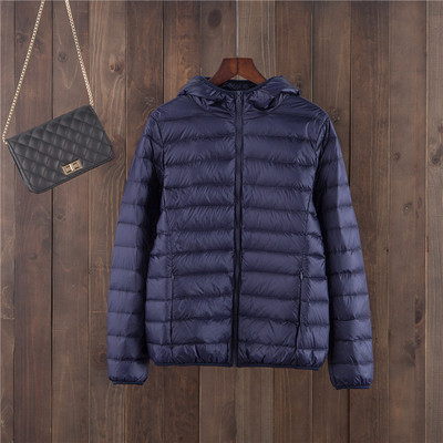 Egyszínű női kabát kapucnival és cipzárral