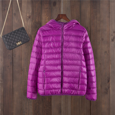 Egyszínű női kabát kapucnival és cipzárral