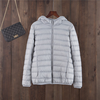 Egyszínű női kabát kapucnival és cipzárral