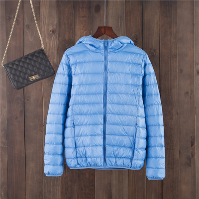 Egyszínű női kabát kapucnival és cipzárral