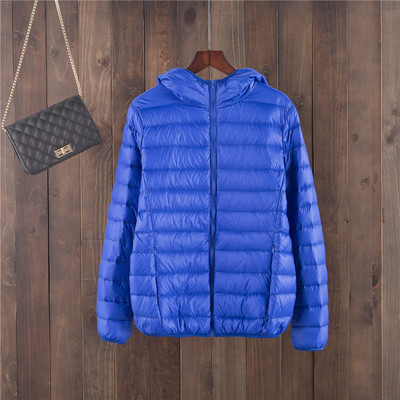 Egyszínű női kabát kapucnival és cipzárral