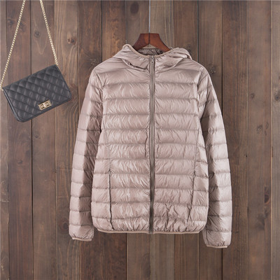 Egyszínű női kabát kapucnival és cipzárral