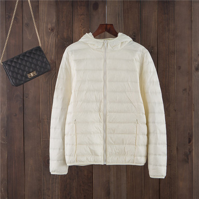 Egyszínű női kabát kapucnival és cipzárral