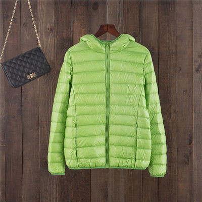 Egyszínű női kabát kapucnival és cipzárral