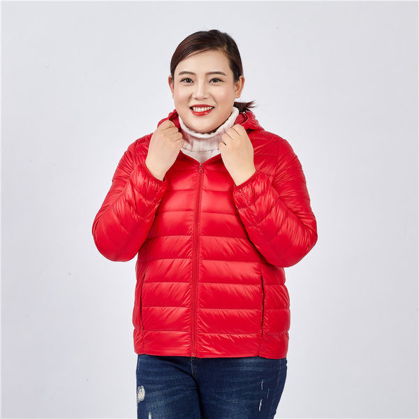 Egyszínű női kabát kapucnival és cipzárral