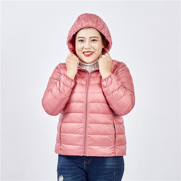 Egyszínű női kabát kapucnival és cipzárral