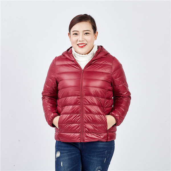 Egyszínű női kabát kapucnival és cipzárral