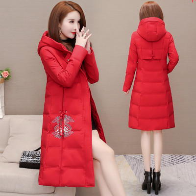 Hosszú női téli kabát kapucnival és hímzéssel