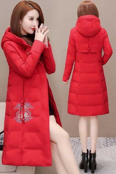 Hosszú női téli kabát kapucnival és hímzéssel