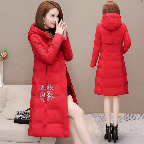 Hosszú női téli kabát kapucnival és hímzéssel