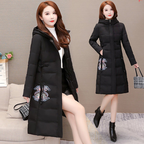 Hosszú női téli kabát kapucnival és hímzéssel