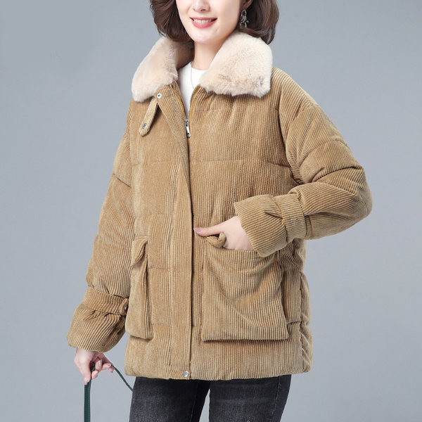 Női téli kabát zsebekkel és pehelygallérral