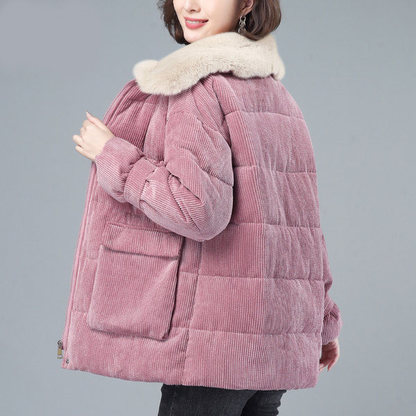 Női téli kabát zsebekkel és pehelygallérral