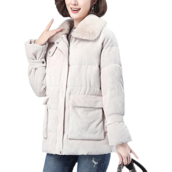 Női téli kabát zsebekkel és pehelygallérral