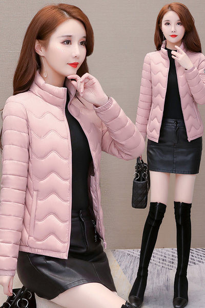 Rövid női kabát cipzárral és magas gallérral