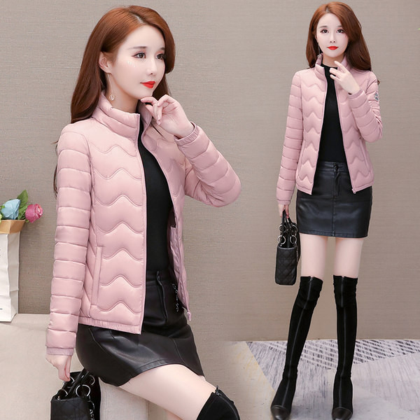 Rövid női kabát cipzárral és magas gallérral