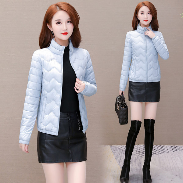 Rövid női kabát cipzárral és magas gallérral