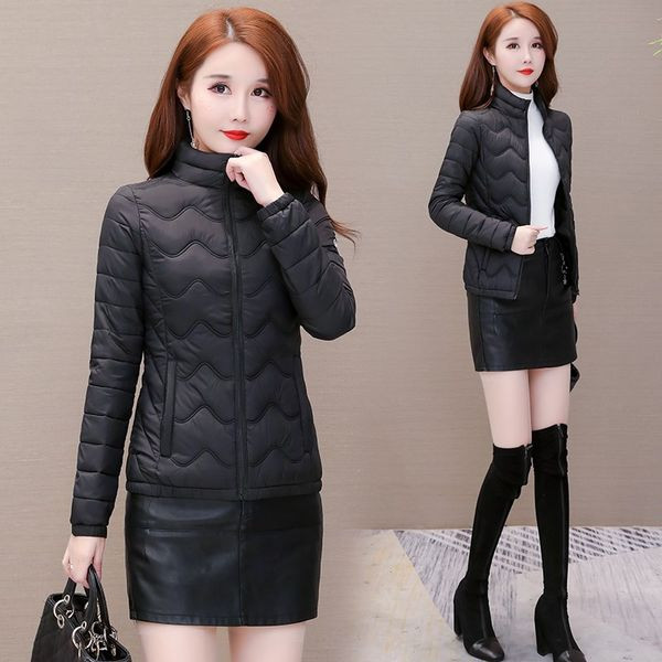 Rövid női kabát cipzárral és magas gallérral