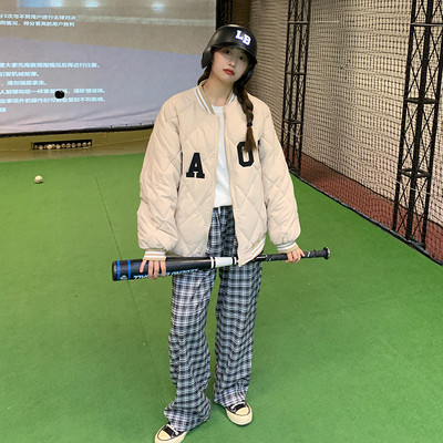 Steppelt kabát alacsony gallérral és cipzárral