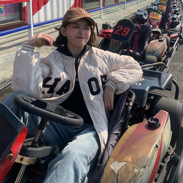 Steppelt kabát alacsony gallérral és cipzárral