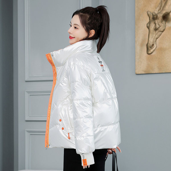 Női téli kabát cipzárral és magas gallérral