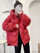 Aszimmetrikus női téli kabát kapucnival piros és fekete színben