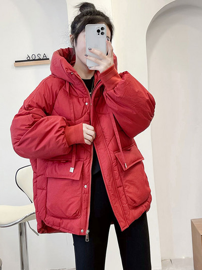 Aszimmetrikus női téli kabát kapucnival piros és fekete színben