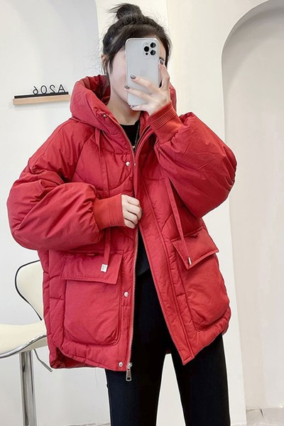 Aszimmetrikus női téli kabát kapucnival piros és fekete színben